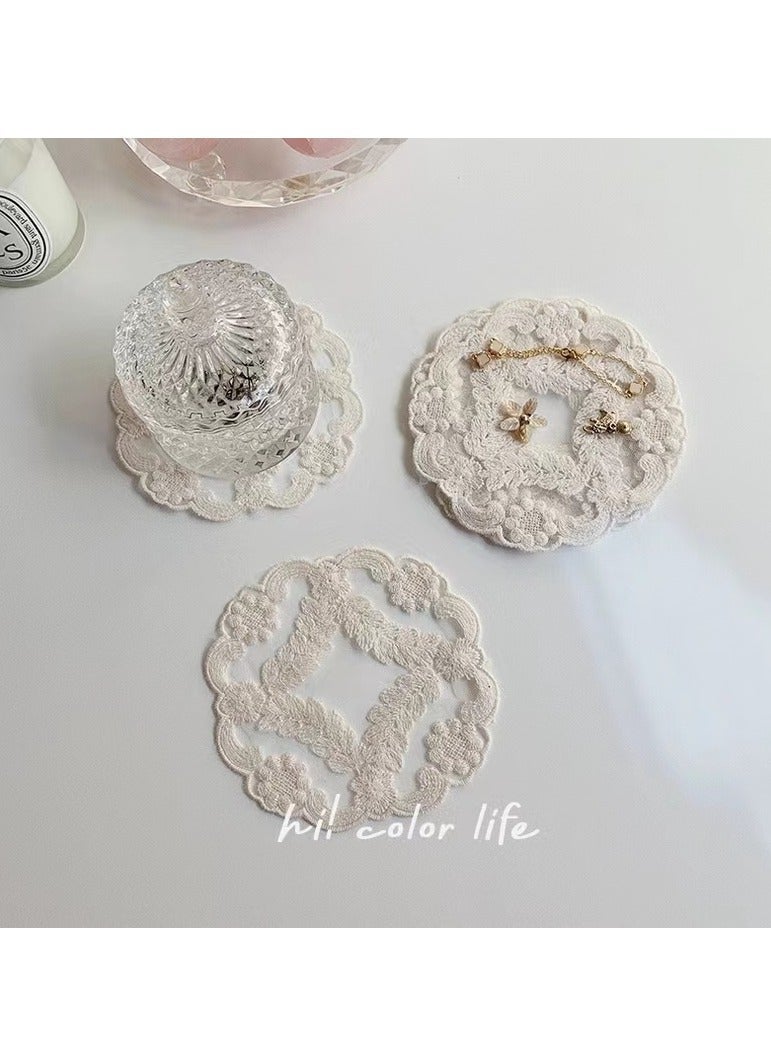 مجموعة ٣ قطع من مفارش الدانتيل الفرنسية العتيقة ووقفات أكواب – دانتيل مطرّز كروشيه لزينة الطاولة، الزفاف، الحفلات والمنزل - Image 5